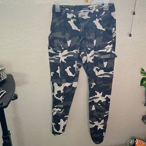 Super cute camo black&white pants